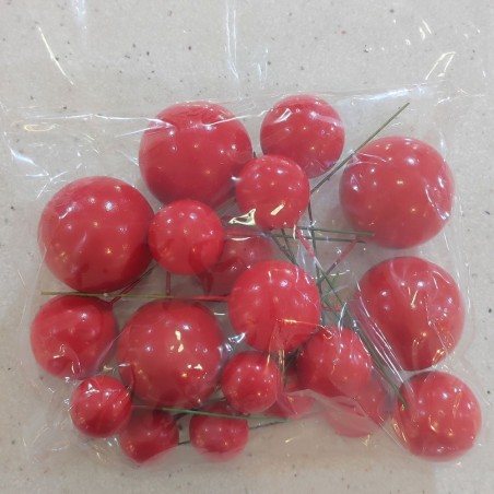 Detalle de bolas rojas decorativas para repostería creativa.