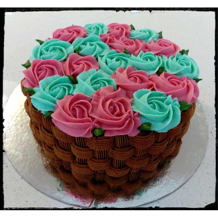 "Curso de tartas con manga pastelera en Casa Joven Madrid – incluye bizcocho, buttercream y decoración con boquillas"