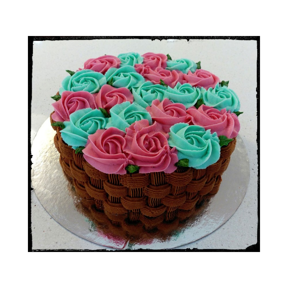 "Curso de tartas con manga pastelera en Casa Joven Madrid – incluye bizcocho, buttercream y decoración con boquillas"